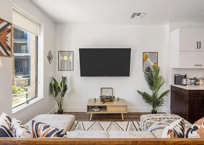 Escape To Poolside Bohemian Desert King Bed Apartment *